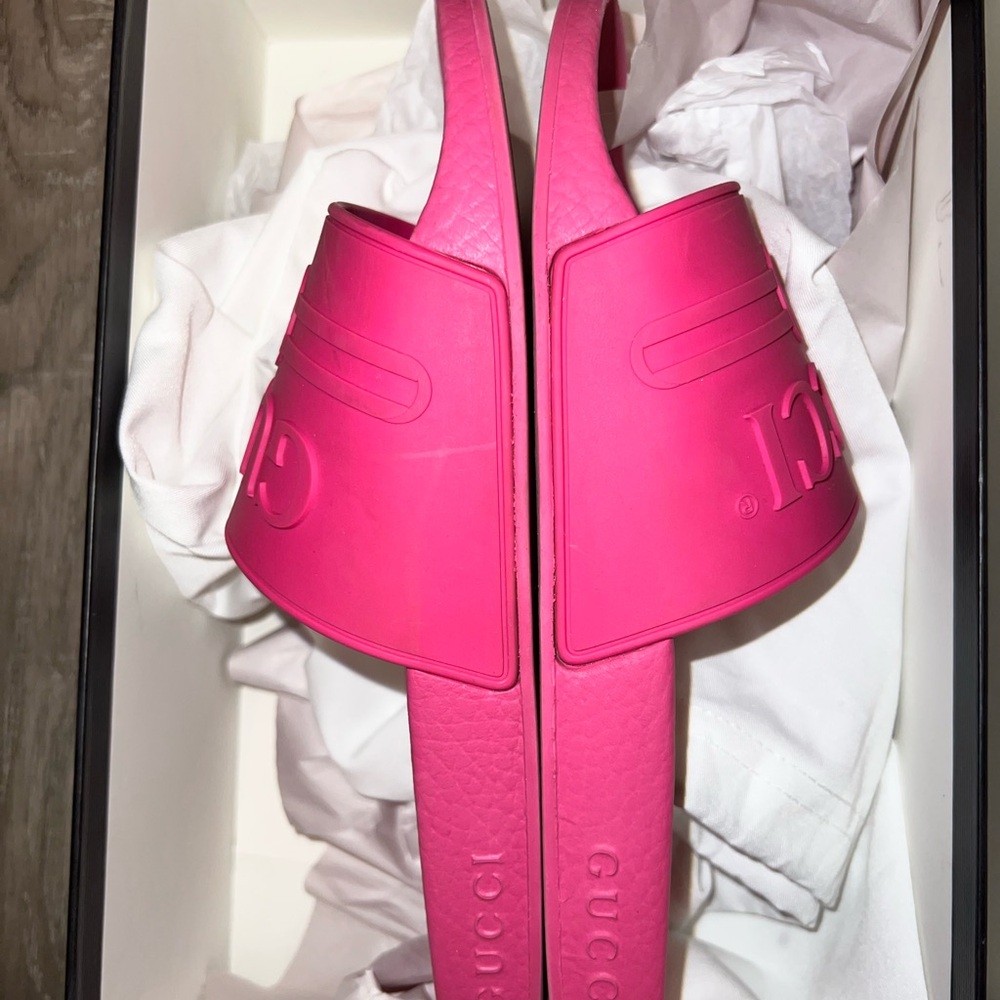 Gucci Fuchsia Rubber Slides